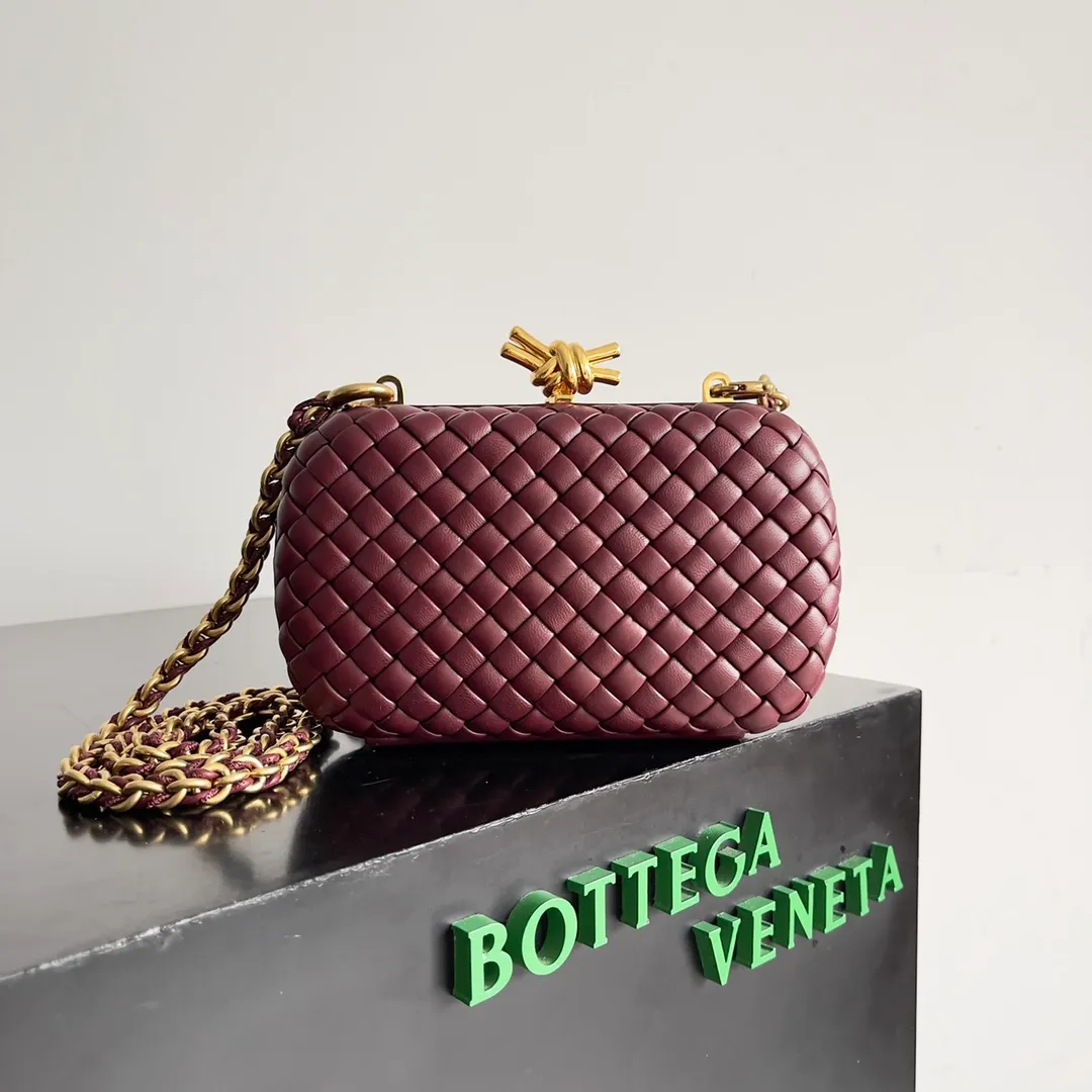 Batch 2260 BOTTEGA VENETA KNOT evening bag chain version for women is now on the market! Delicate and elegant, soft and powerful, this bag is definitely a representative of intellectual women. As an evergreen model of BV, the blessing of the chain is the icing on the cake. The classic weaving once again interprets the unique craftsmanship (the chain can be disassembled separately). Style number: 776662 Size: 19*11.5*5cm